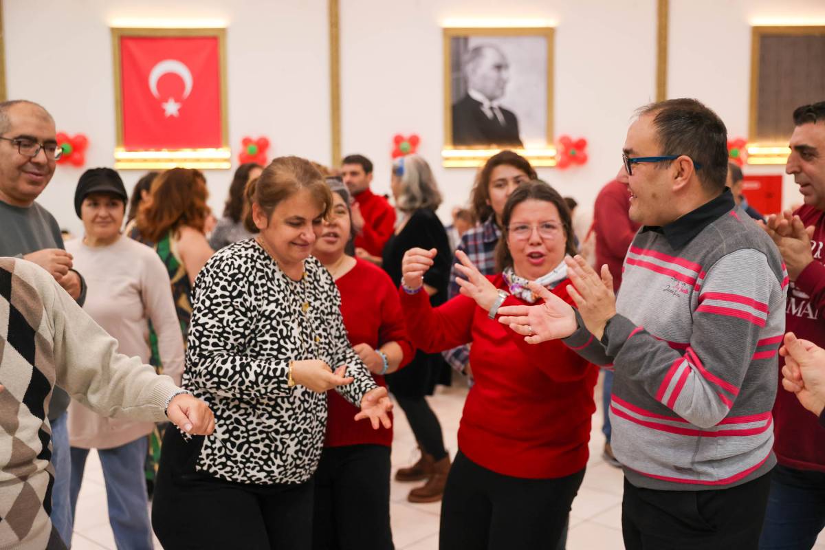 Buca Belediyesi’nden engel tanımayan yeni yıl kutlaması