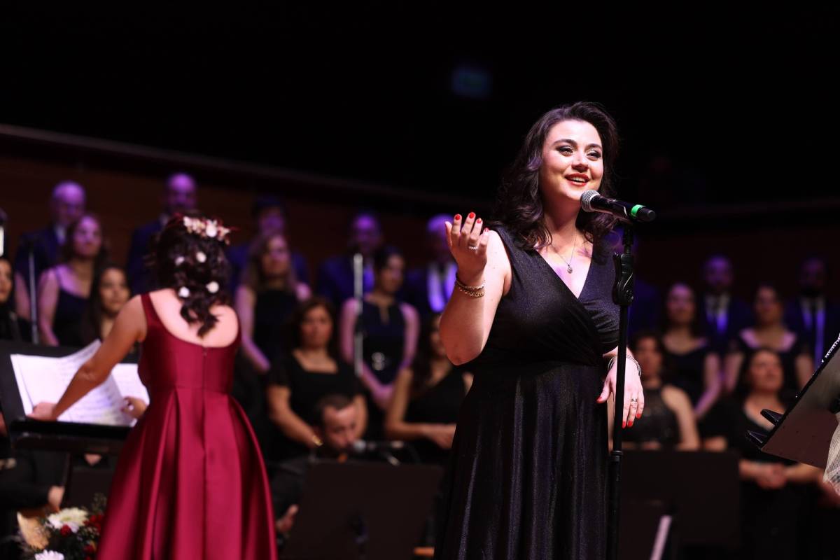 Bedia Akartürk'ten Büyükşehir korosuna yeni yıl sürprizi