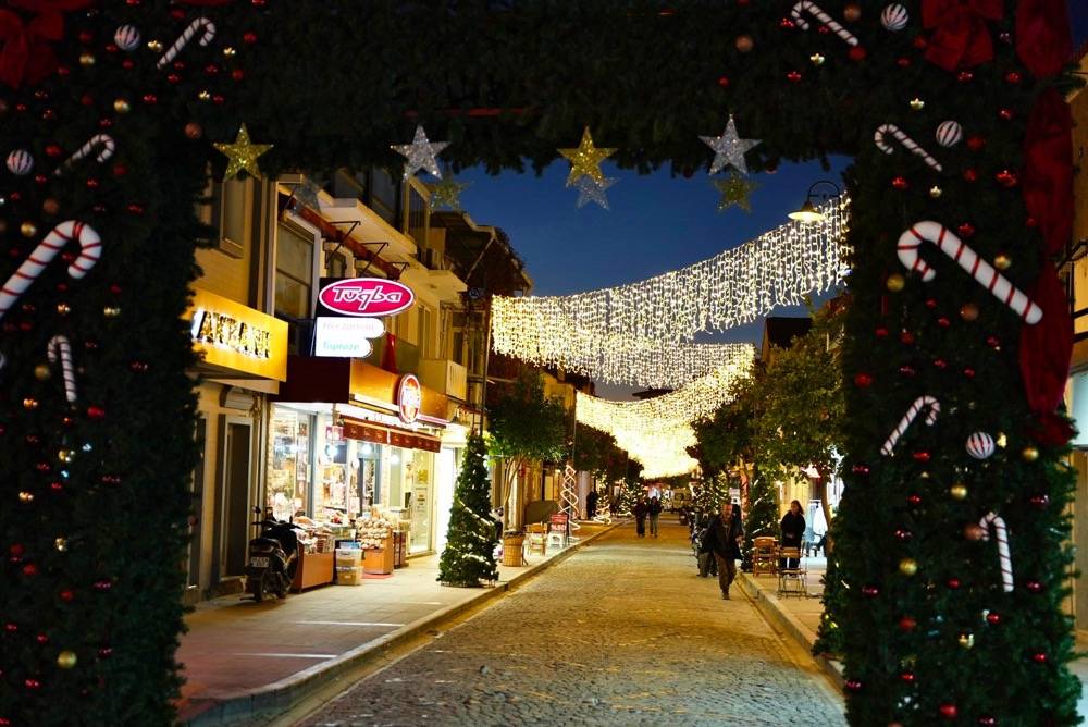 Çeşme’de yılbaşı coşkusu meydanlara taşınıyor