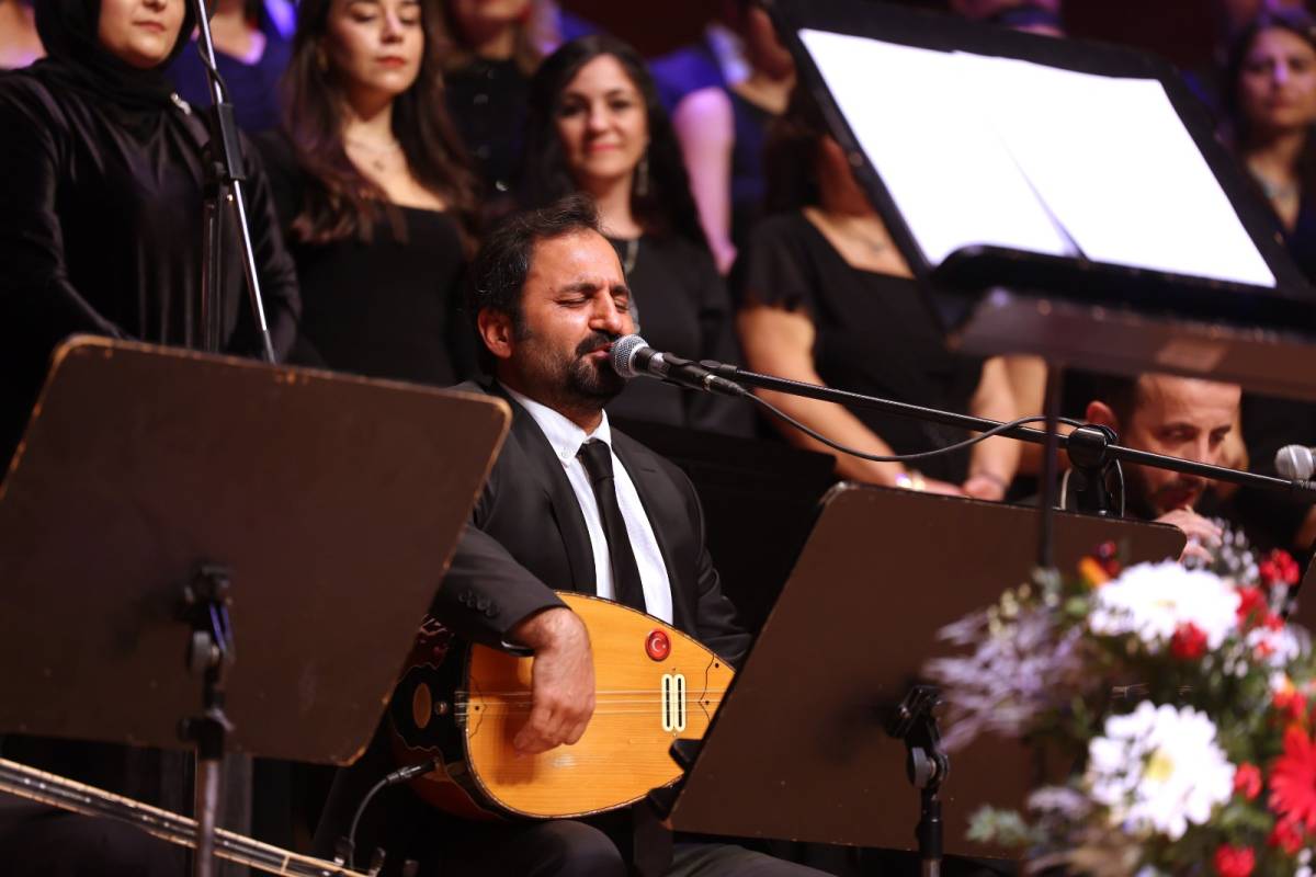 Bedia Akartürk'ten Büyükşehir korosuna yeni yıl sürprizi