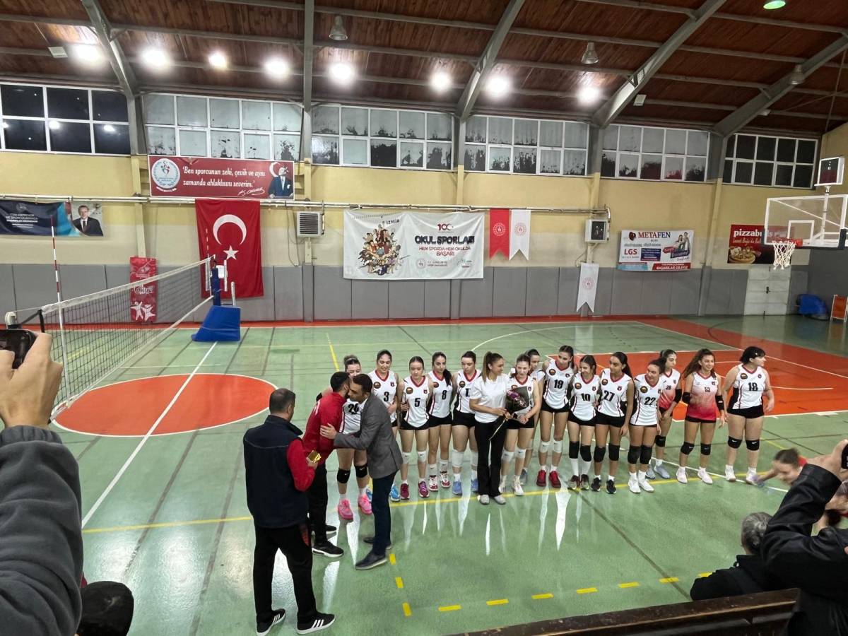 Çiğli Belediyesi’nin Voleybol Takımları Ligde Zirvede