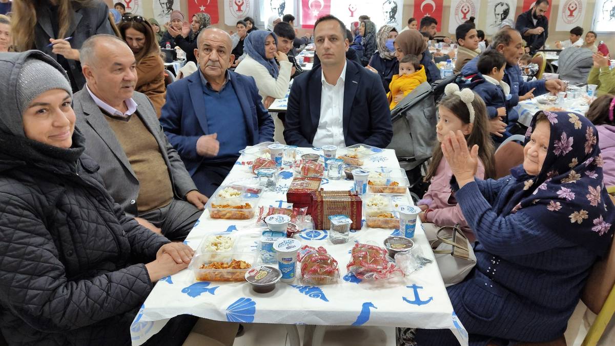 Başkan Eşki, Bornovalılarla yılbaşı yemeğinde buluştu