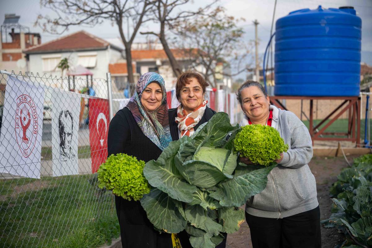 Bornova’da Kent Bostanlarında büyük hasat coşkusu