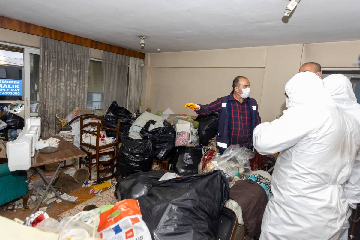 Konak Belediyesi’nden çöp ev operasyonu