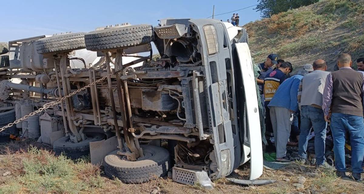 Devrilen beton mikserinin sürücüsü yaşamını yitirdi