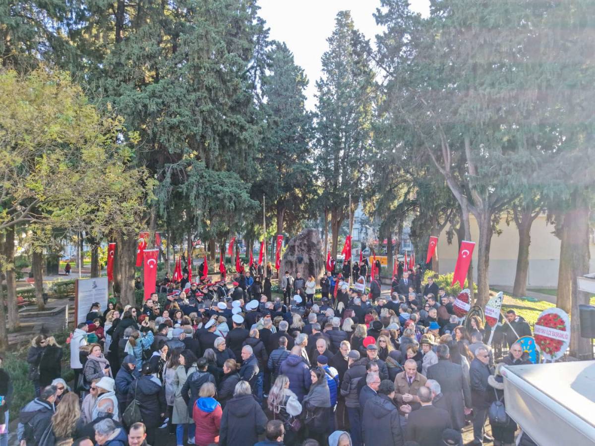 Karşıyakalılar Zübeyde Anne’yi kabri başında andı