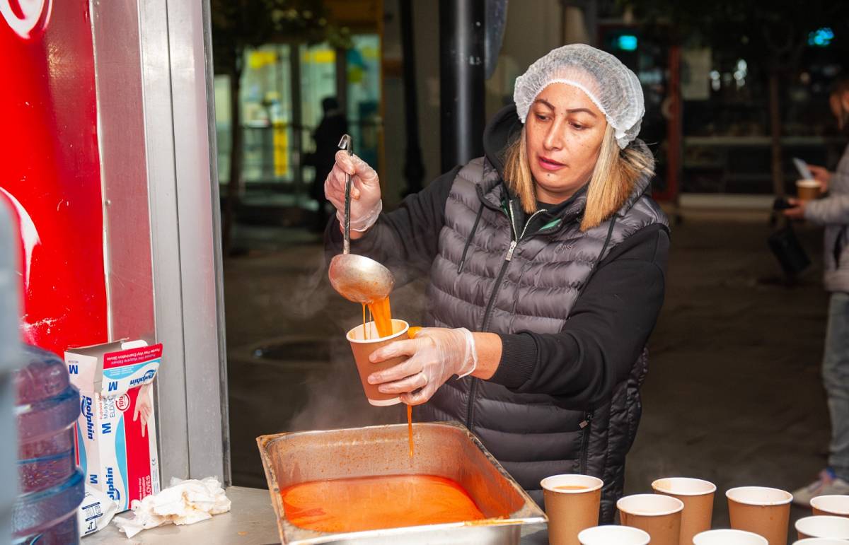 Karşıyaka’da 15 bin kişiye sıcak çorba ikramı