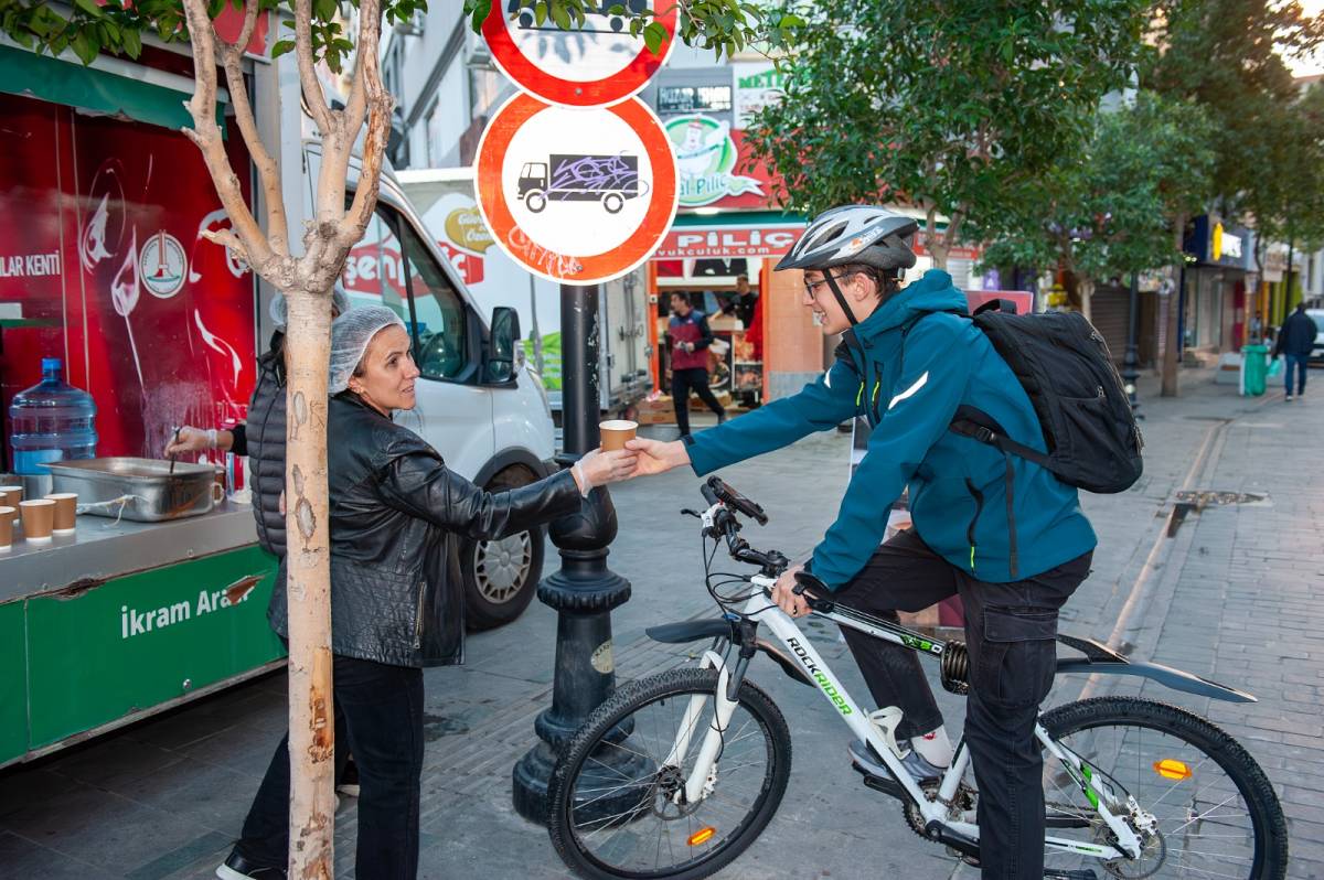 Karşıyaka’da 15 bin kişiye sıcak çorba ikramı
