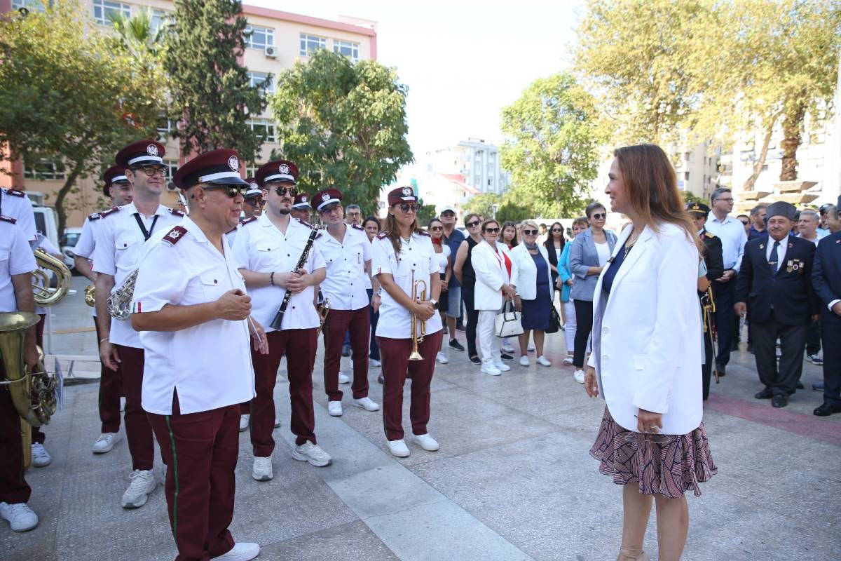 Karşıyaka sokaklarında bando şöleni