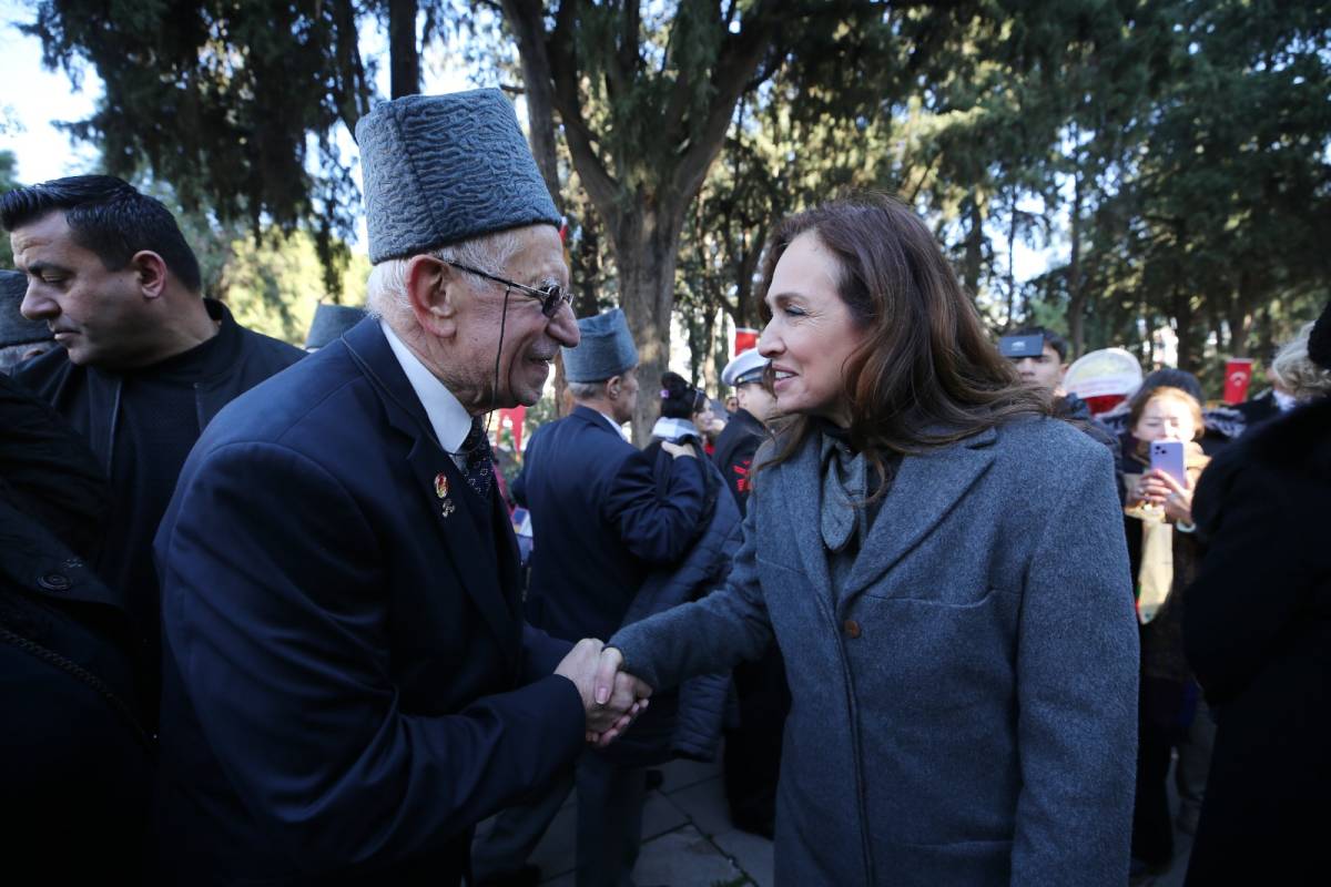 Karşıyakalılar Zübeyde Anne’yi kabri başında andı