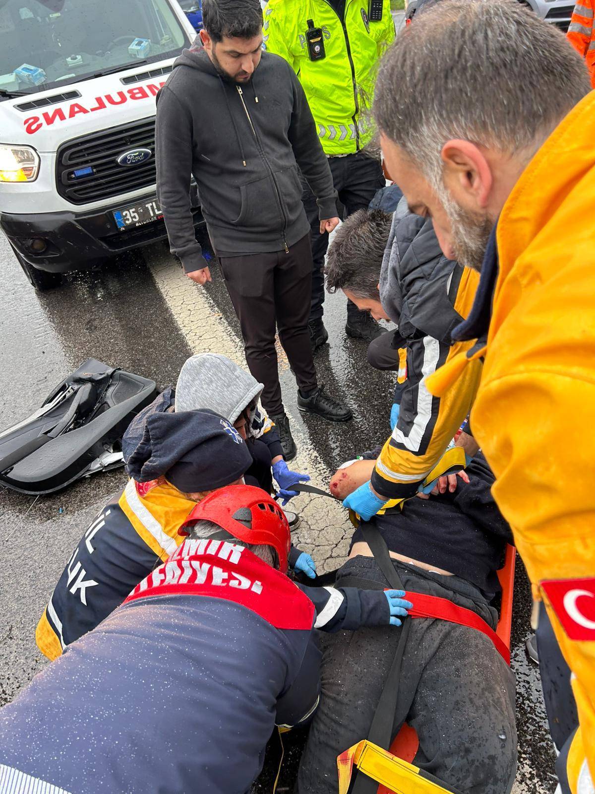 İtfaiye ekiplerinden trafik kazasına hızlı müdahale