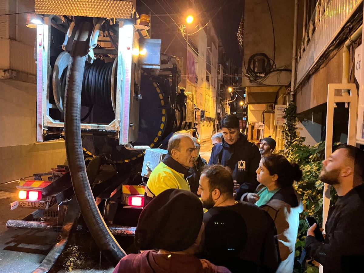 İzmir’de ekipler gece boyunca sahada