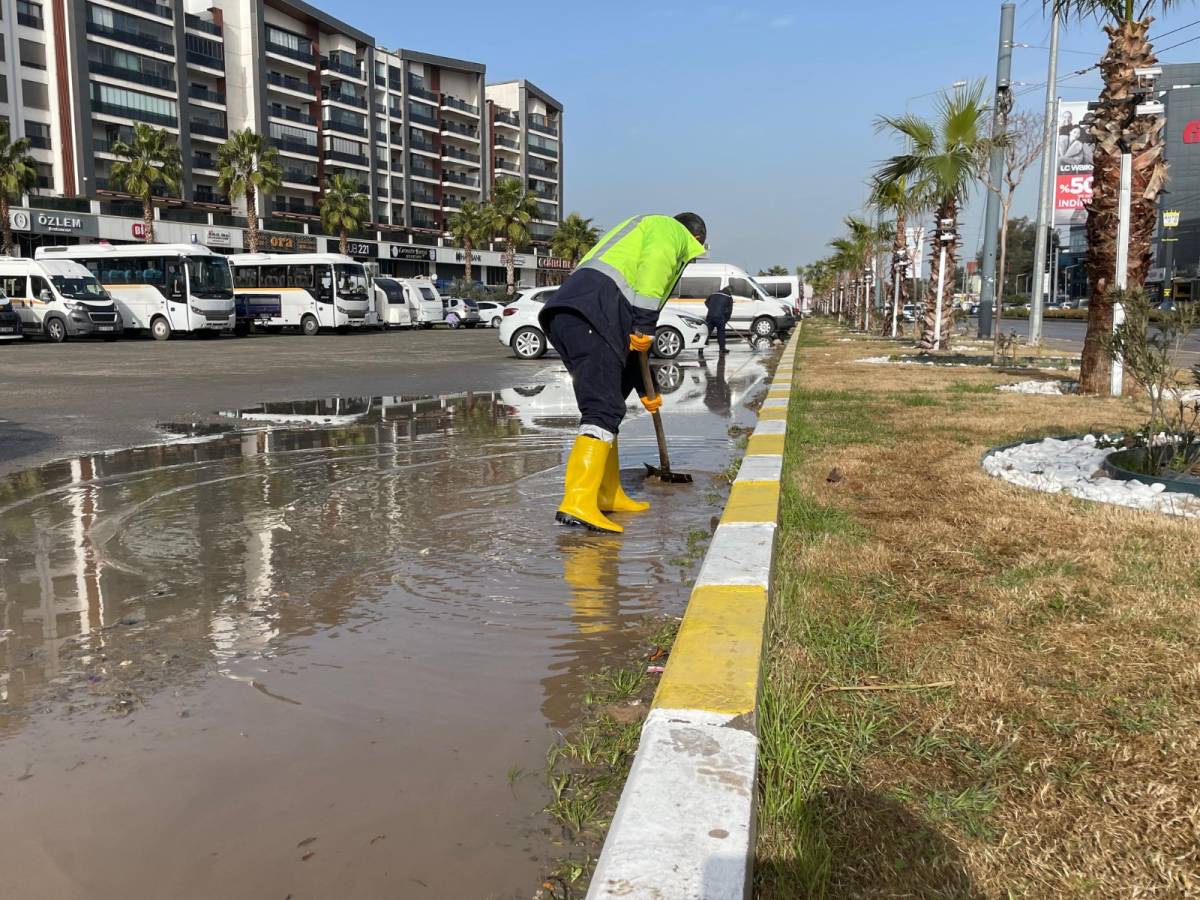 Çiğli Belediyesi Fırtına ve Sağanağa Karşı Seferber Oldu