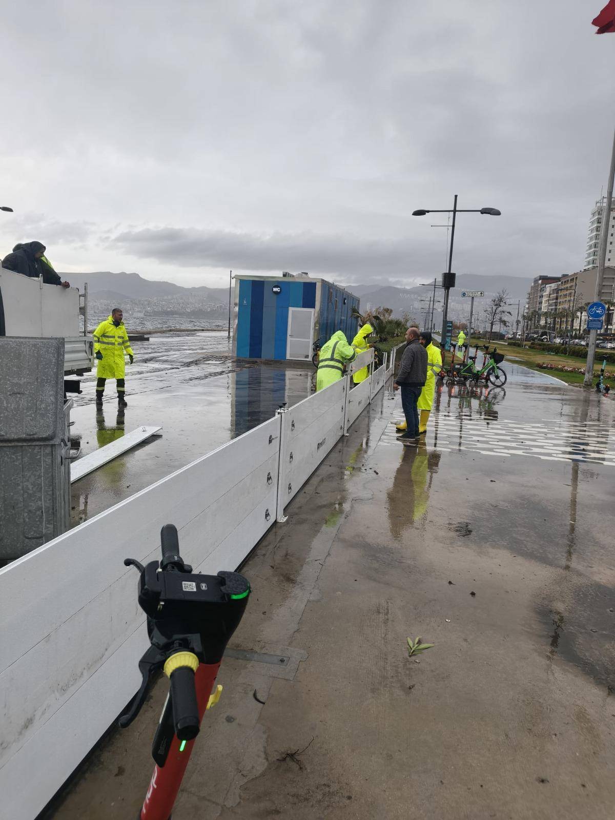 Fırtına duvarı Kordon’da taşkını önledi