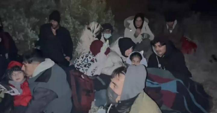 Çeşme’de 25 düzensiz göçmen yakalandı