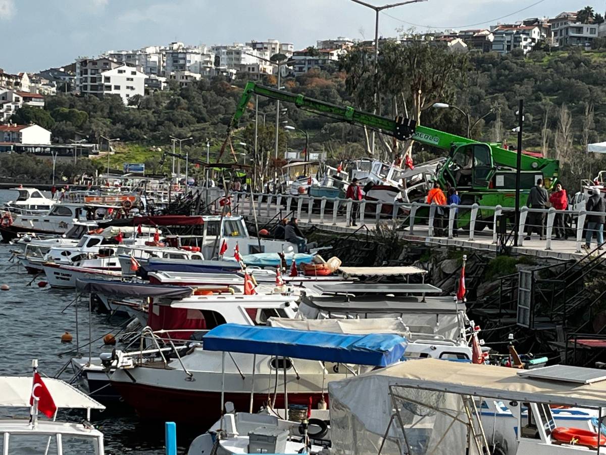 Dikili'de balıkçı tekneleri fırtınaya karşı karaya alındı
