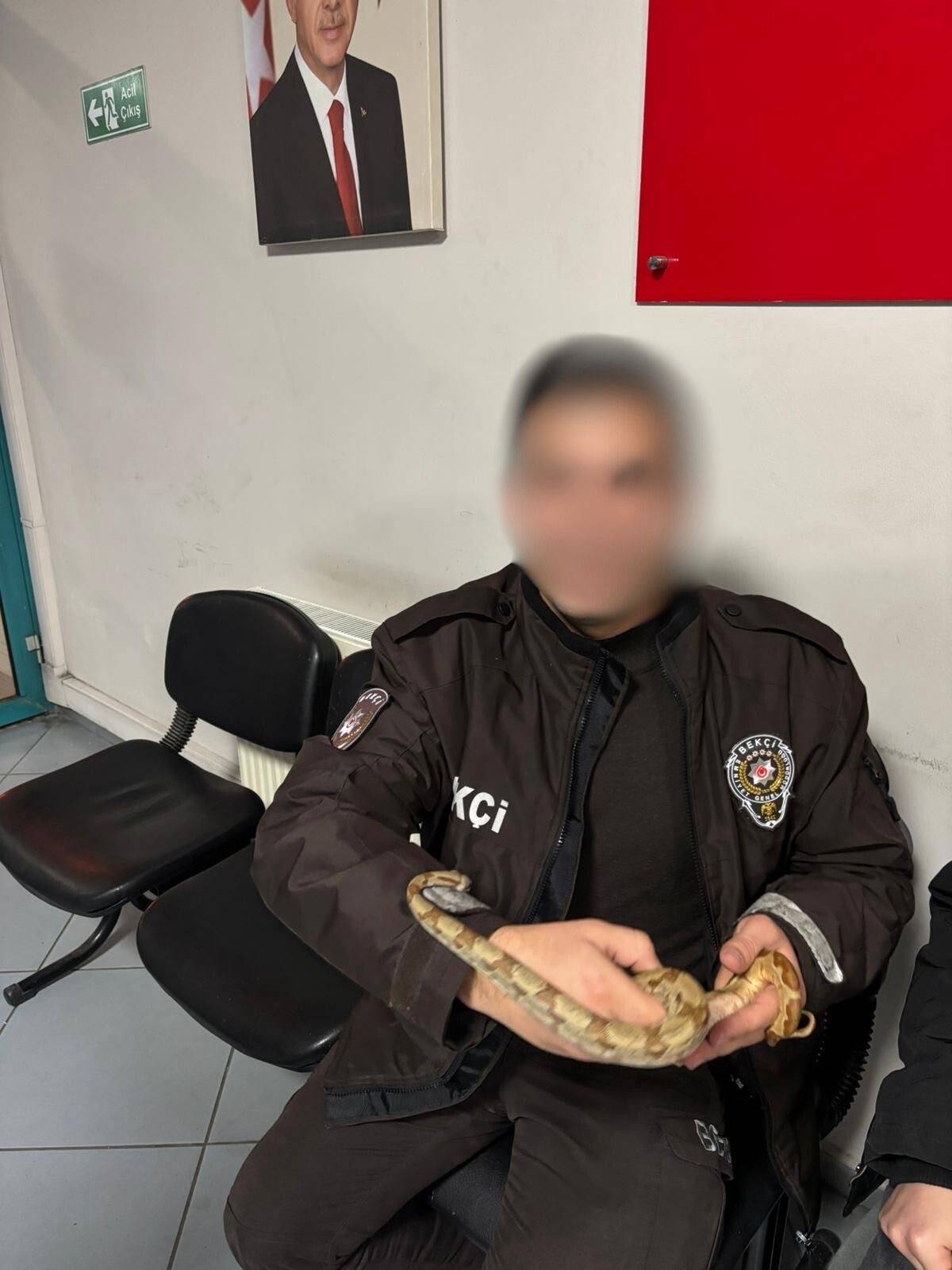 İzmir'de kafede yılanla gezdi