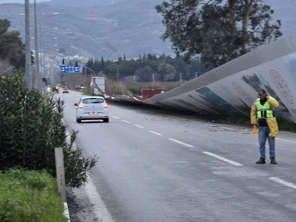 Selçuk'ta fırtına yol kenarında dev panoları yola savurdu
