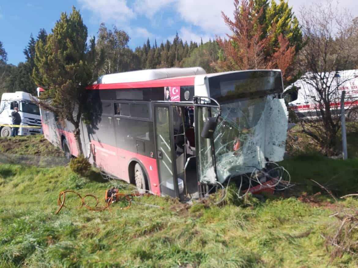 İzmir'de belediye otobüsü ile panelvan çarpıştı