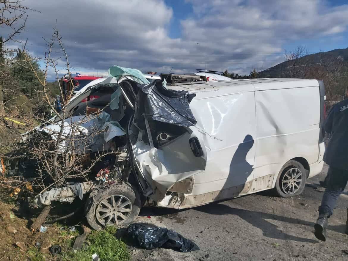 İzmir'de belediye otobüsü ile panelvan çarpıştı