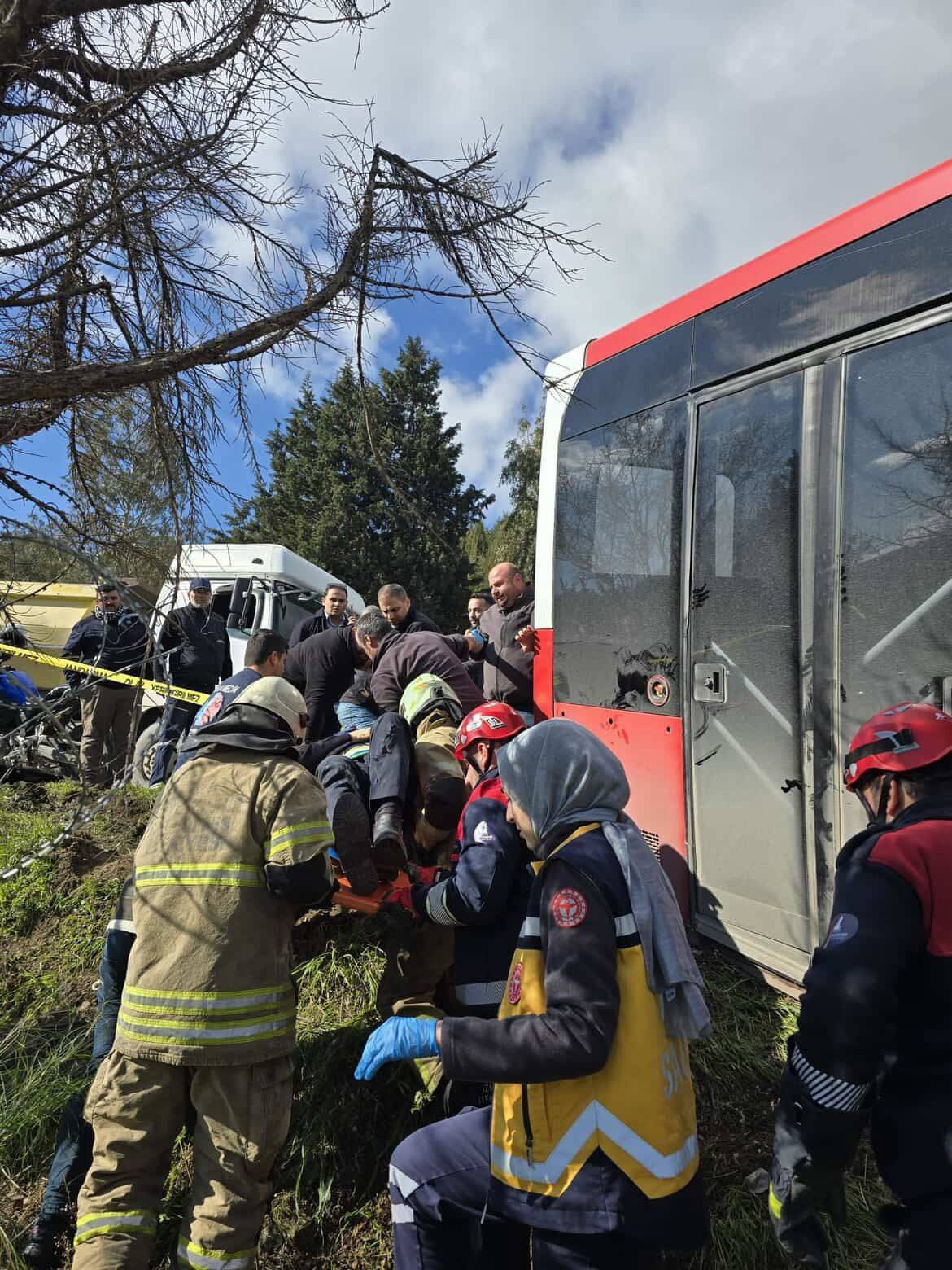 İzmir'de belediye otobüsü ile panelvan çarpıştı