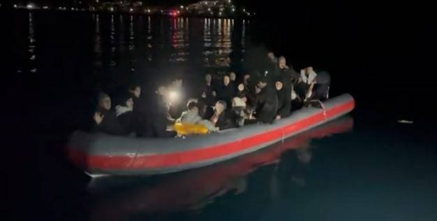 İzmir açıklarında 28 düzensiz göçmen yakalandı