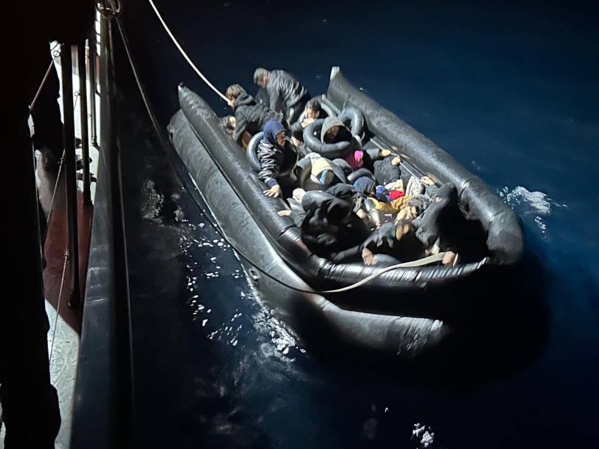 İzmir'de 33 göçmen kurtarıldı, 17 göçmen yakalandı