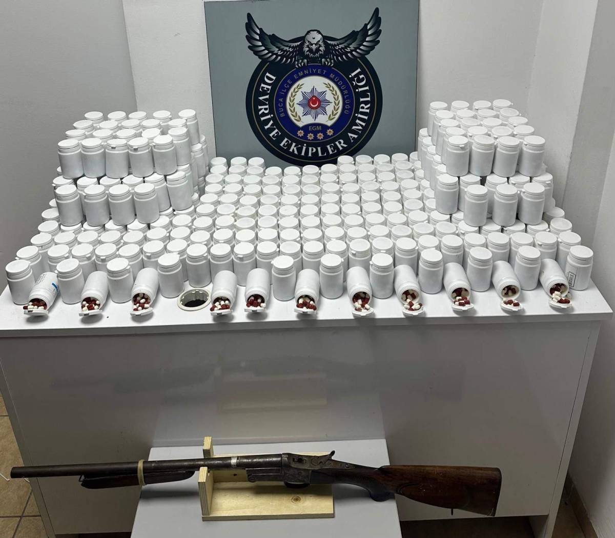 İzmir'de durdurulan araçtan binlerce uyuşturucu hap çıktı