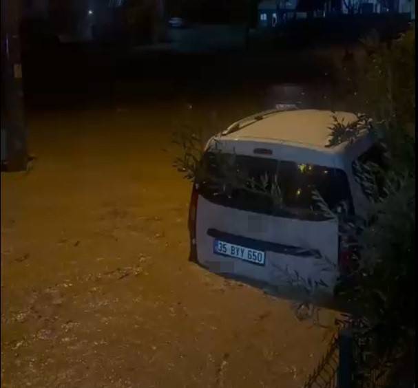 İzmir’de sağanak ve fırtına hayatı felç etti