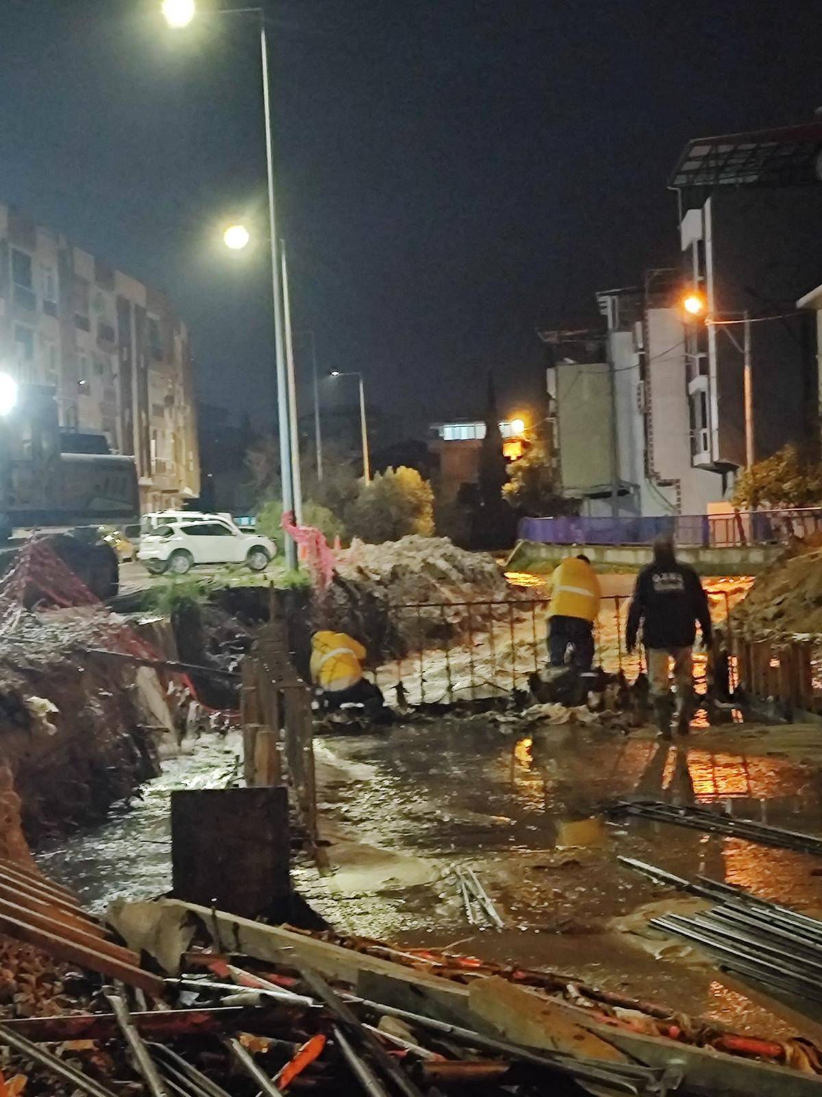 İzmir gece sağanak yağışa teslim oldu