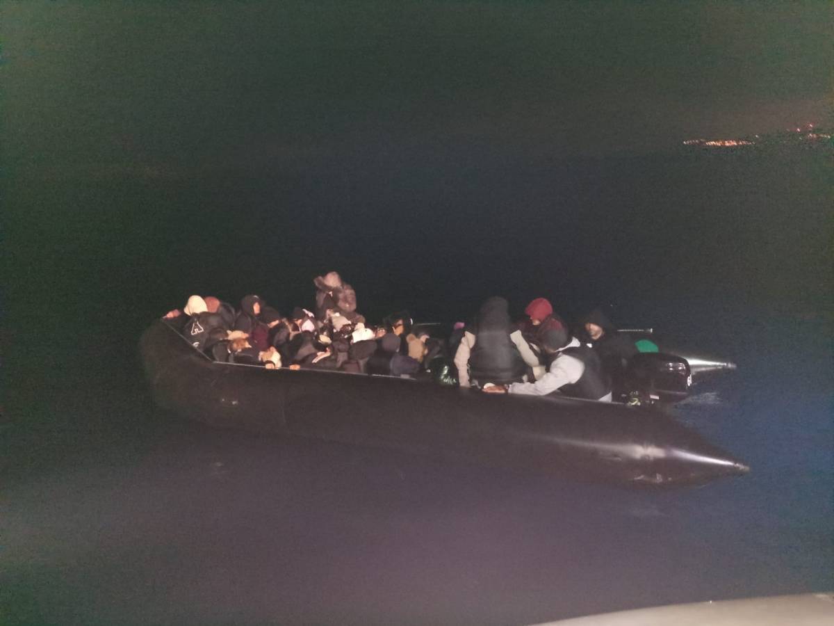 İzmir açıklarında 43 düzensiz göçmen yakalandı
