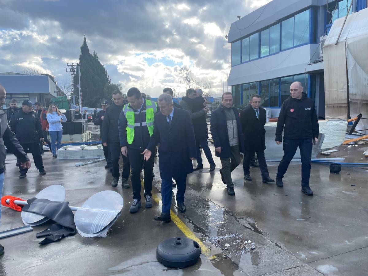 İzmir'de fırtınada 9 fabrika ve 5 konut hasar gördü