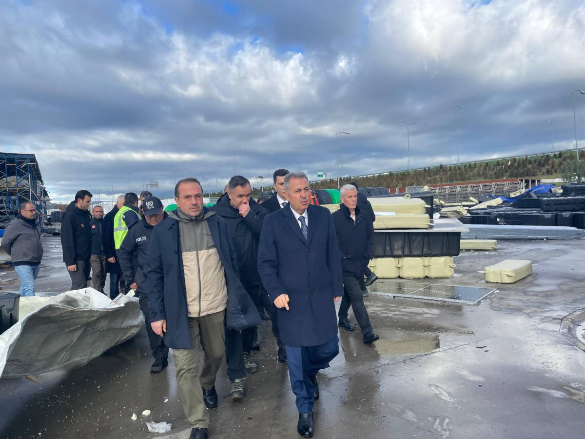 İzmir'de fırtınada 9 fabrika ve 5 konut hasar gördü