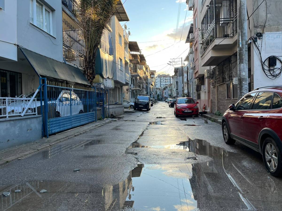 İzmir'de ev ve iş yerleri sele teslim oldu