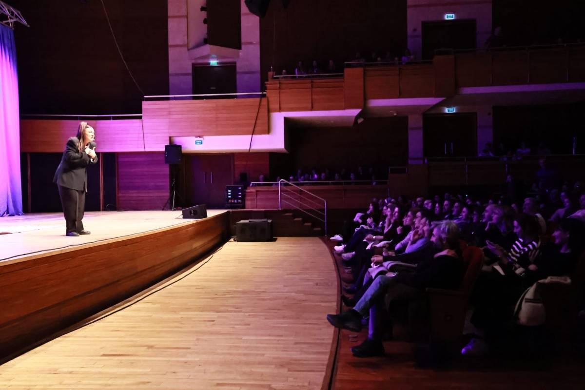 Yasemin Sakallıoğlu, İzmirlileri kahkahaya boğdu