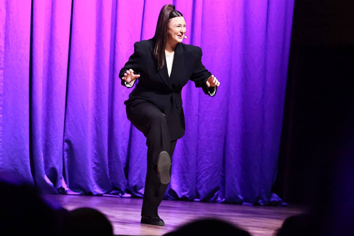 Yasemin Sakallıoğlu, İzmirlileri kahkahaya boğdu