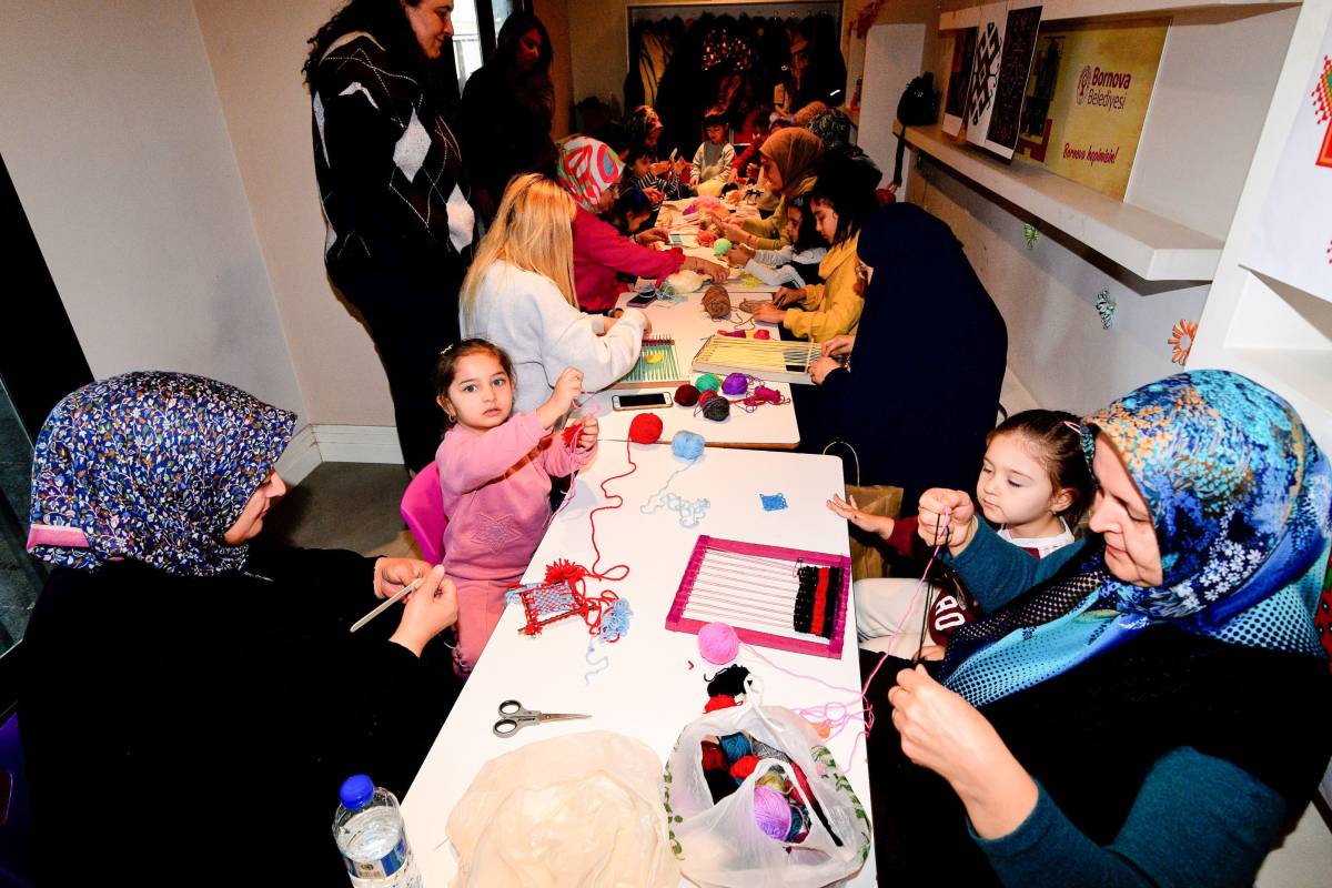 Bornova’da minik eller tezgâh başında