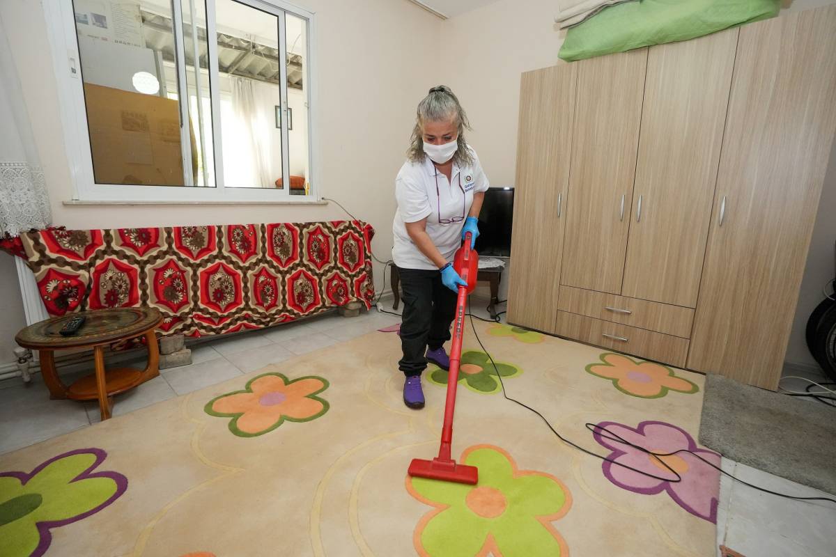 Gaziemir Belediyesi evleri temizliyor