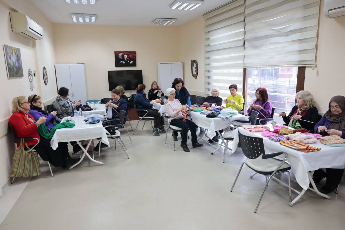 İyilik örüyor, çocukların yüreklerini ısıtıyorlar