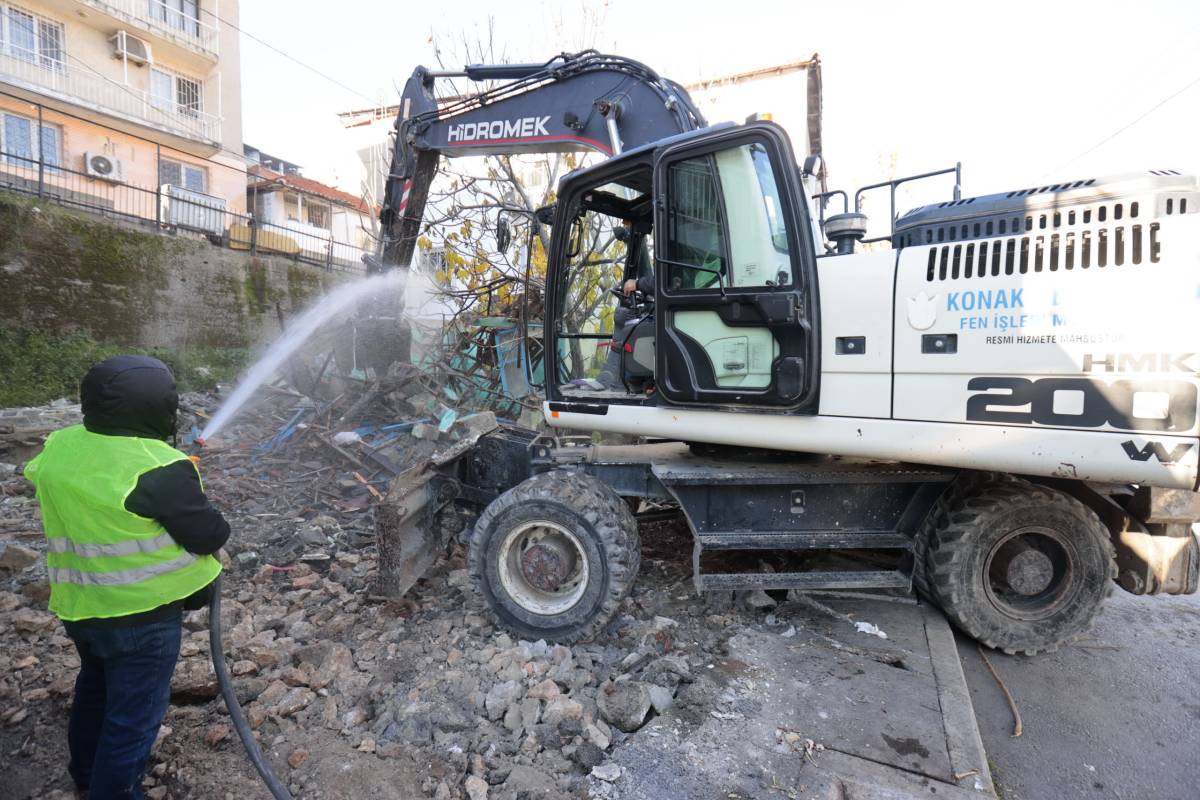 Konak’ta metruk bina yıkımları sürüyor