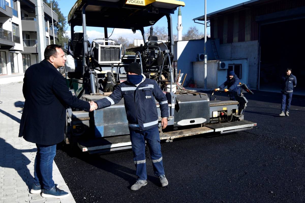 Bornova’da yol seferberliği sürüyor