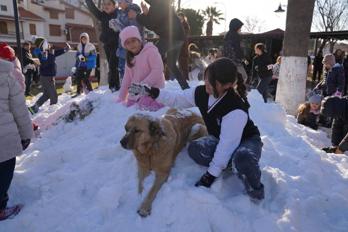 Ürkmez’de yarıyıl tatiline kar sürprizi