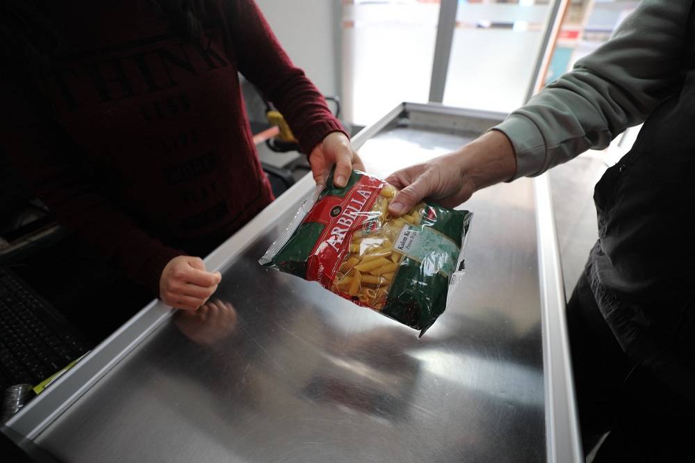 Menderes’in Sosyal Market’inden Büyük Destek