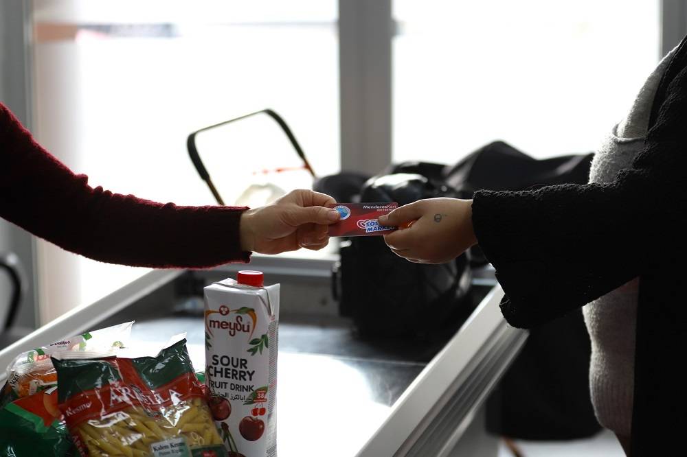 Menderes’in Sosyal Market’inden Büyük Destek