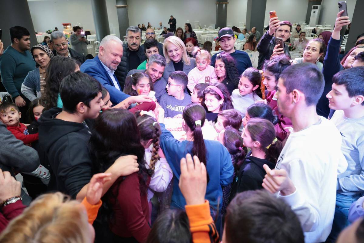Menemen'de özel çocukların karne sevinci yürekleri ısıttı