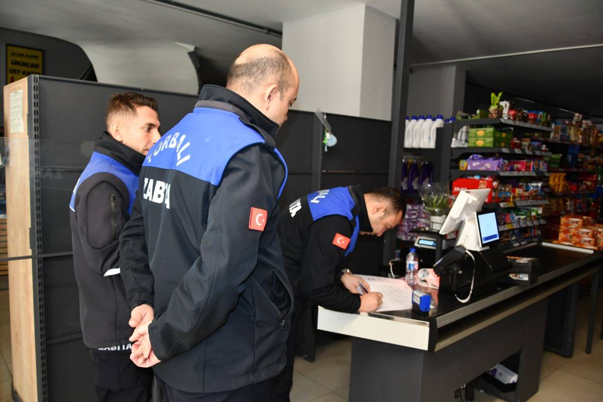 Torbalı Zabıtası'ndan halk sağlığını tehdit eden marketlere mühür