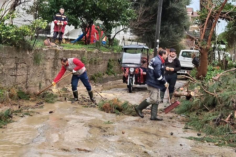 Menderes Belediyesi Yoğun Yağışlarda Sahada