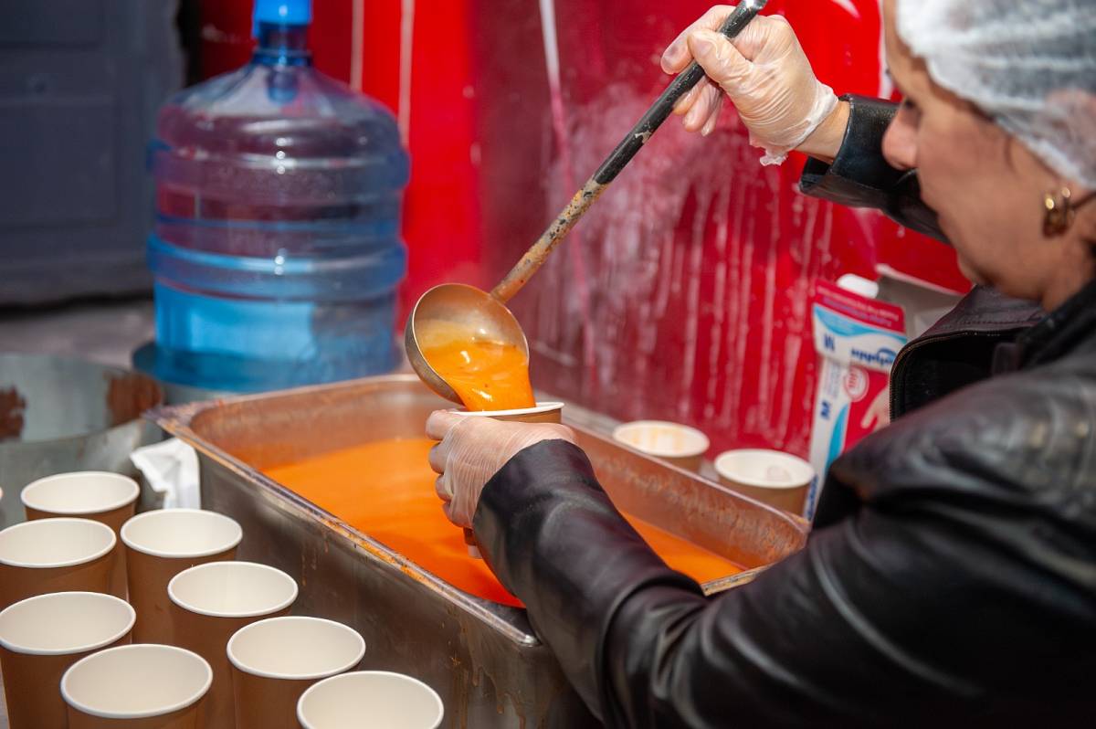 Karşıyaka Belediyesi’nden 30 bin kişiye sıcak çorba ikramı