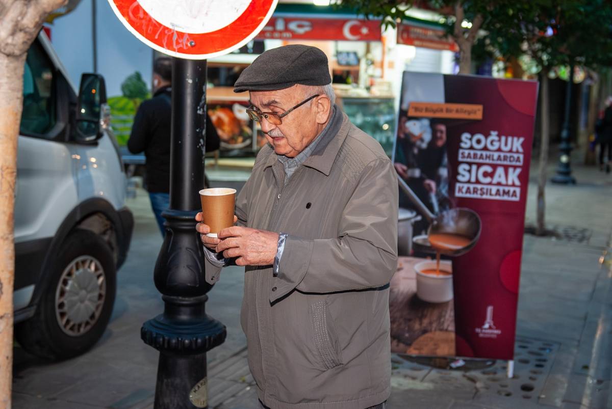 Karşıyaka Belediyesi’nden 30 bin kişiye sıcak çorba ikramı