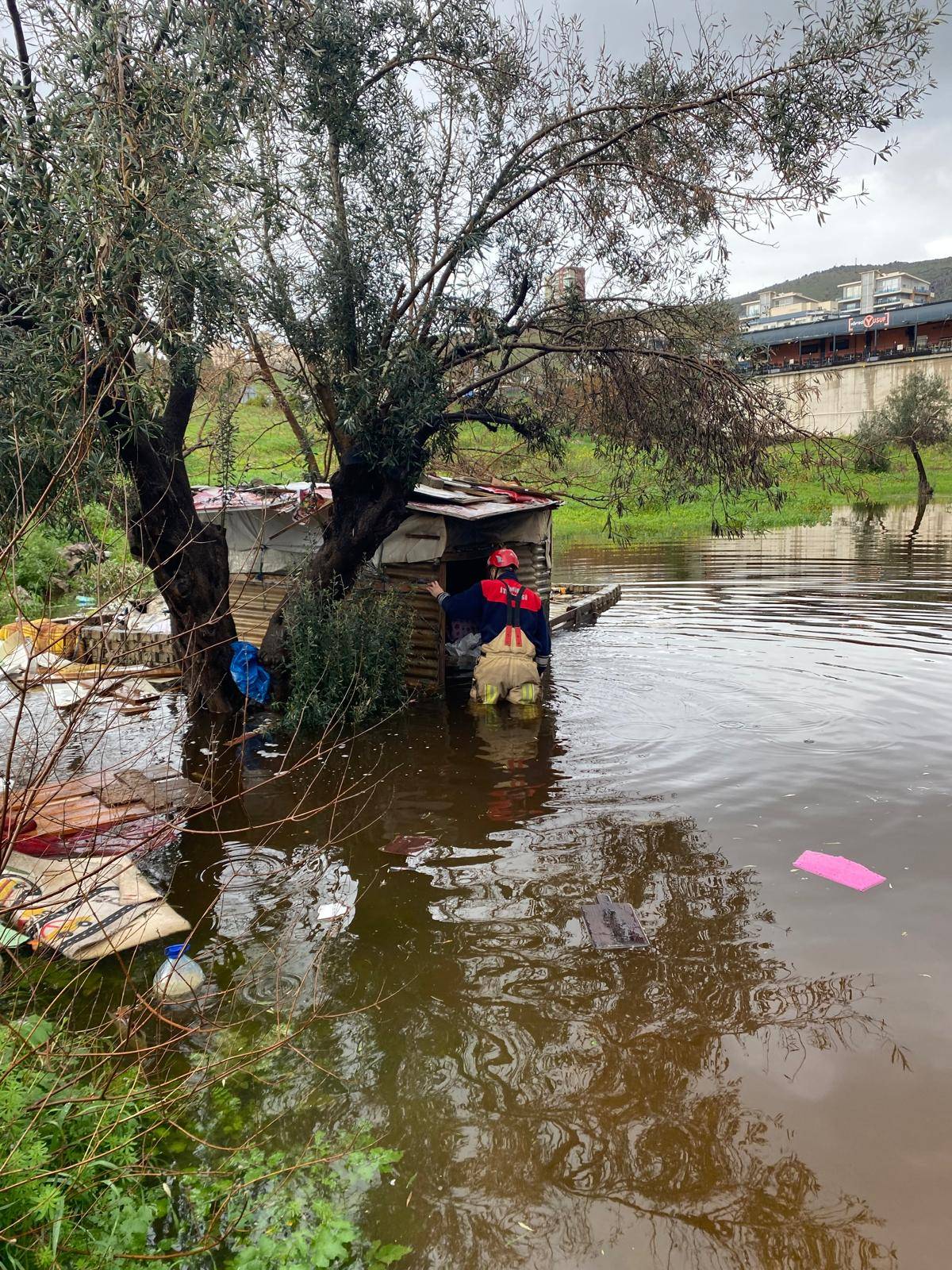 İtfaiye eri mahsur kalan vatandaşı sırtında taşıdı